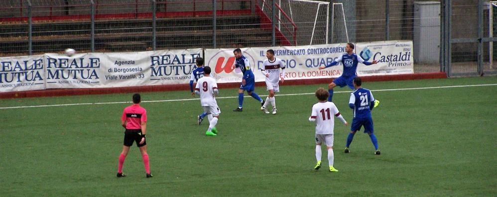 Calcio: una chiusura difensiva del Seregno nel primo tempo