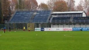 Seregno - Una delle tribunette in cemento, con la nuova tribuna in tubolare