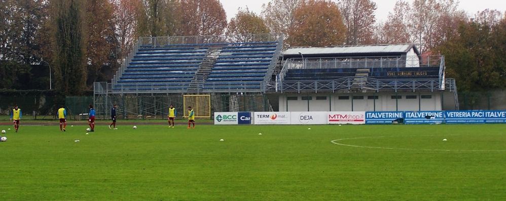 Seregno - Una delle tribunette in cemento, con la nuova tribuna in tubolare