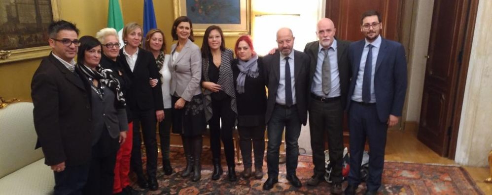 La delegazione dei lavoratori della Canali insieme al presidente della Camera dei deputati, Laura Boldrini