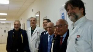 Targa istituto Besta Milano: a destra il dottor Villani e Enio Fontana