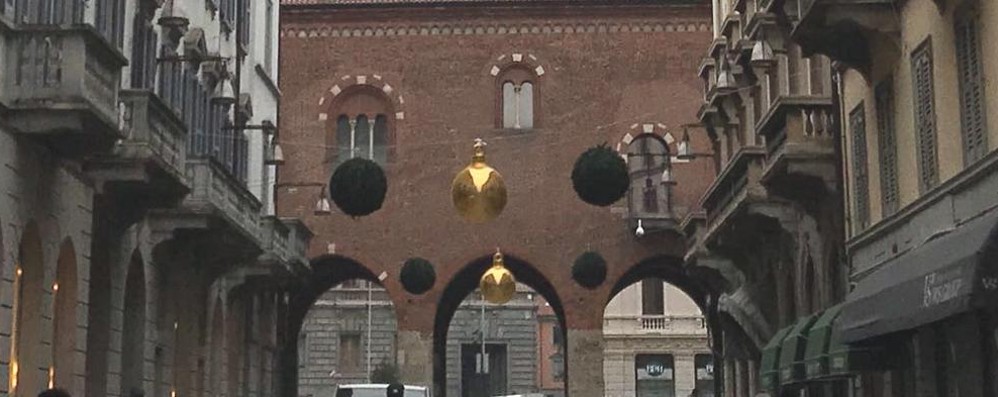 Le prime decorazioni in centro a Monza
