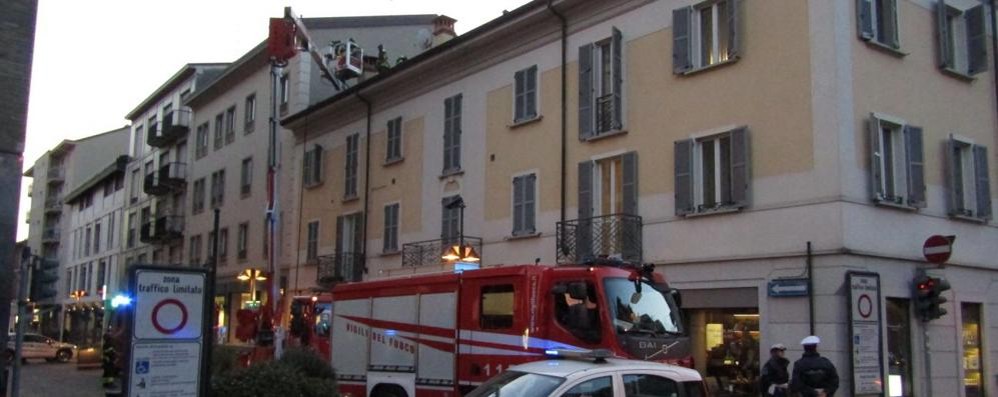 Incendio canna fumaria in via Trabattoni a Seregno