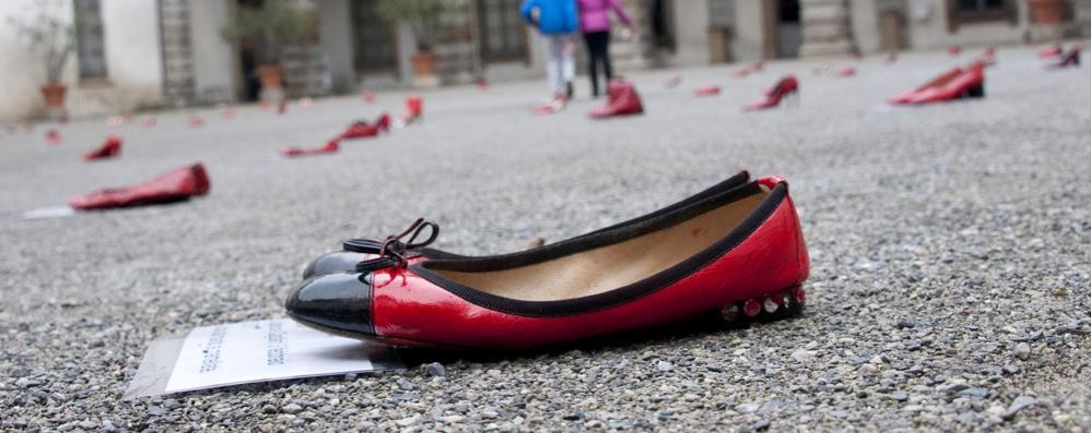 Le scarpe rosse per la Giornata contro la violenza sulle donne