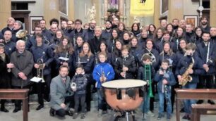 Seregno - L'Accademia filarmonica Città di Seregno nella Basilica San Giuseppe, con il timpano regalatole dal prevosto e il nuovo gagliardetto, entrambi appena benedetti