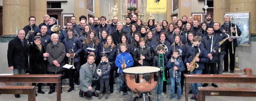 Seregno - L'Accademia filarmonica Città di Seregno nella Basilica San Giuseppe, con il timpano regalatole dal prevosto e il nuovo gagliardetto, entrambi appena benedetti