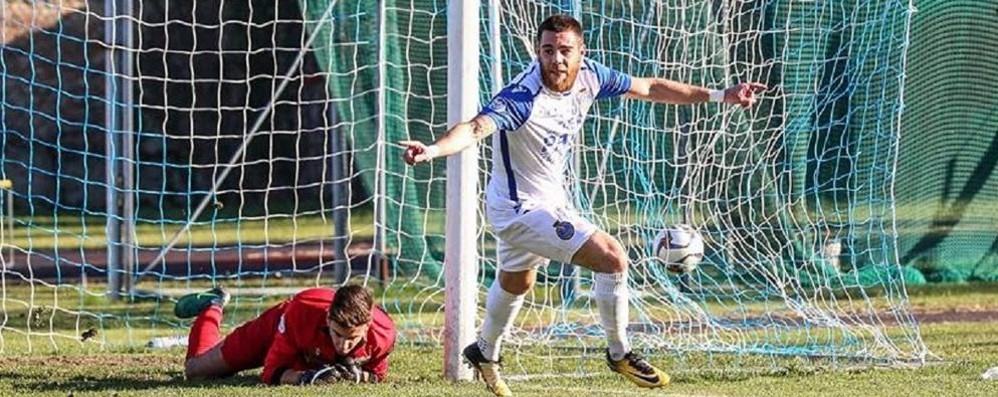 Seregno - Luca Artaria esulta dopo il gol dell'1-0 (foto dalla pagina di Facebook del Seregno)