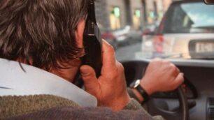 Un automobilista mentre parla al telefonino