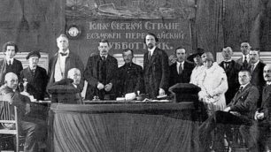 Feodor Saljapin con i rivoluzionari nel 1920: è il quarto in piedi da sinistra