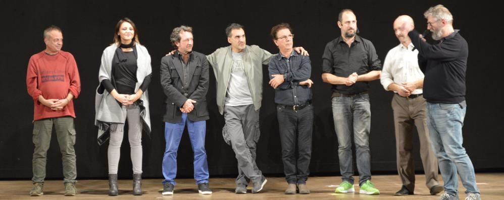il cabarettista Marco Della Noce (primo a sinistra) a Desio al teatro del Centro