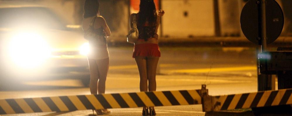 Due prostitute sono state fermate in viale Lombardia, altrettante in viale Campania e una in zona via Taccona.