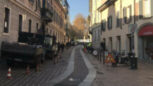 Monza, posizionamento spilli anti sosta in divieto in via Carlo Alberto