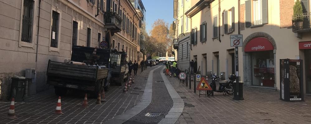 Monza, posizionamento spilli anti sosta in divieto in via Carlo Alberto