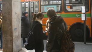 La fermata dell’autobus di via Manzoni
