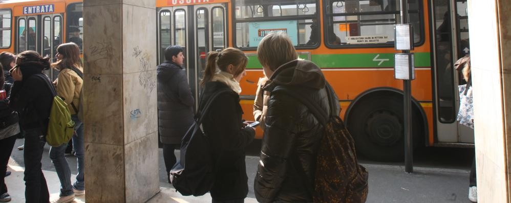 La fermata dell’autobus di via Manzoni