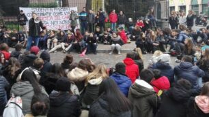 Il presidio degli studenti a Monza