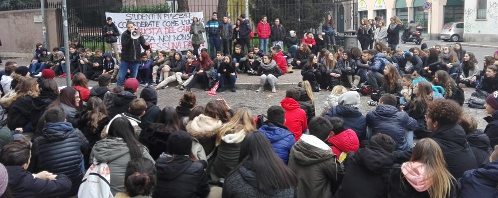 Il presidio degli studenti a Monza