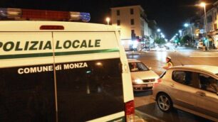 Un controllo stradale della polizia locale di Monza