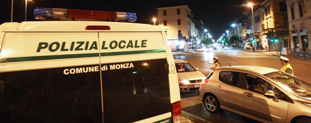 Un controllo stradale della polizia locale di Monza
