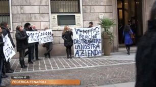 Picchetto a Monza dei lavoratori Servicedent: «No fallimento, no commissariamento» – VIDEO