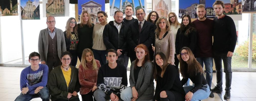 Il commissario prefettizio Antonio Cananà in visita alla mostra preparata dagli studenti di 5 B turistico del Bassi sull'illustre architetto seregnese (foto Volonterio)