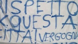 Lo striscione apparso nella notte in città