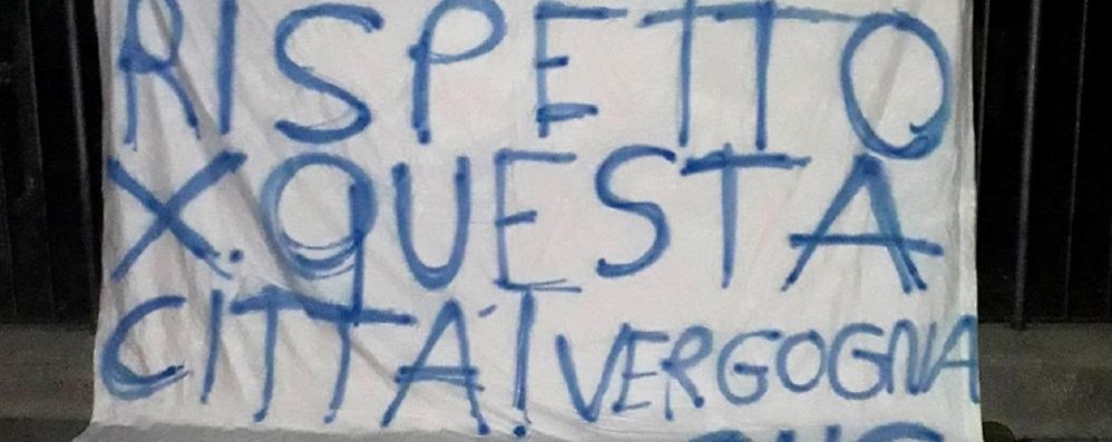 Lo striscione apparso nella notte in città