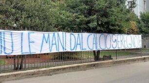 Lo striscione apparso sul cancello di un giardino pubblico