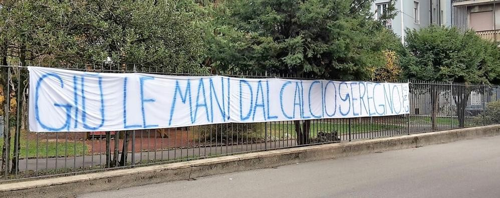 Lo striscione apparso sul cancello di un giardino pubblico