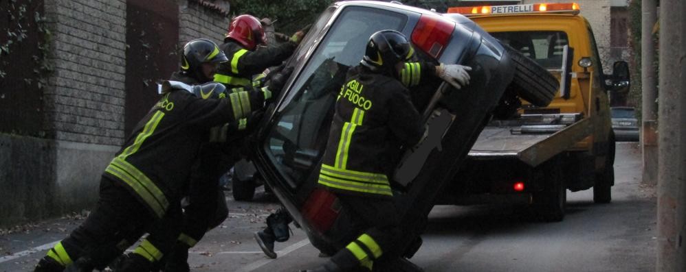 I vigili del fuoco spostano la vettura