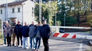 Cesano Maderno, i residetni di via Vicenza davanti alle sbarre abbassate