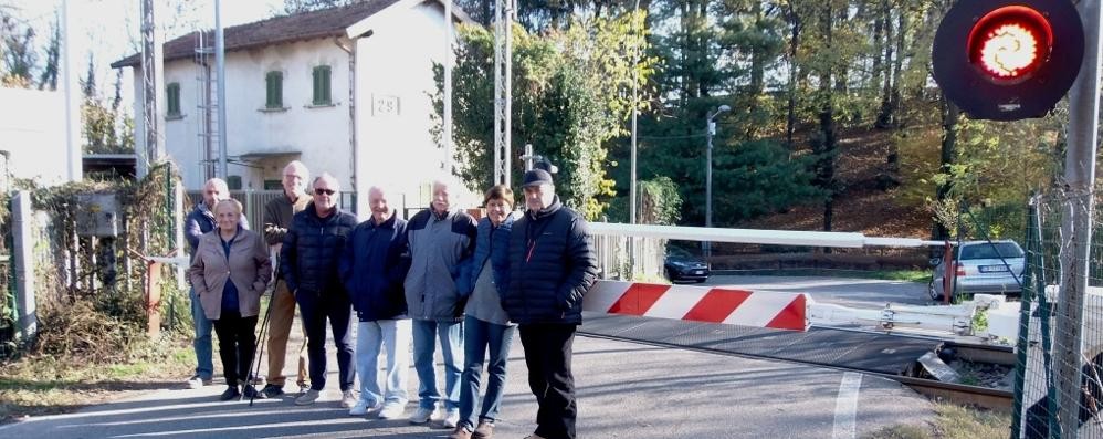 Cesano Maderno, i residetni di via Vicenza davanti alle sbarre abbassate