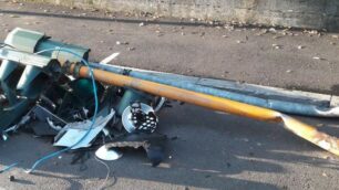 I semafori abbattuti dall’auto