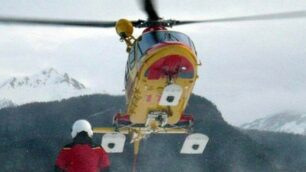 Un elicottero del soccorso alpino, in una immagine di archivio