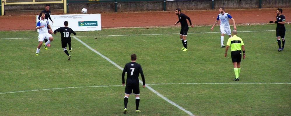 Seregno - Grandi a caccia del pallone nella metà campo di casa, con Fassone a contenderglielo