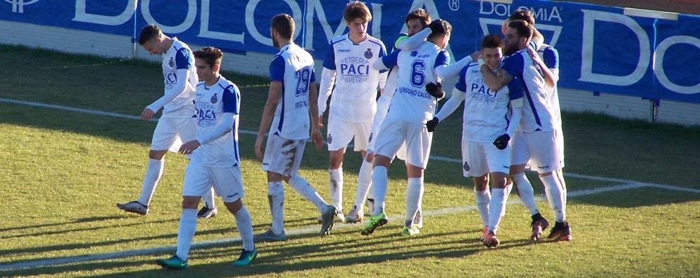 Seregno - L'esultanza di Iori e dei giocatori del Seregno dopo il gol dell'1-0