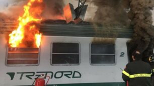 Il vagone in fiamme nella stazione di Milano Centrale