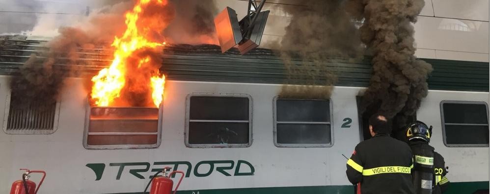 Il vagone in fiamme nella stazione di Milano Centrale