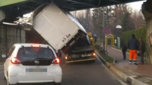 cesano maderno furgone su carro attezzi incastrato