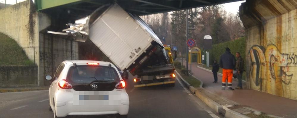 cesano maderno furgone su carro attezzi incastrato