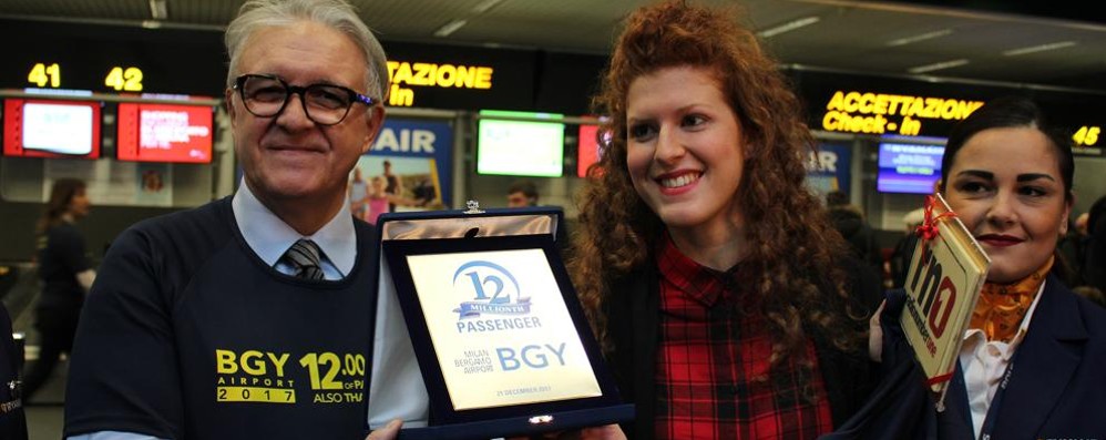 Chiara Filipponi di Carnate: è il 12milionesimo passeggero dell'aeroporto di Orio al Serio - foto Eco di Bergamo