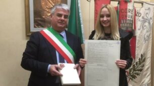 Concorezzo, la pattinatrice Luisa Woolaway con il sindaco Riccardo Borgonovo: è cittadina italiana