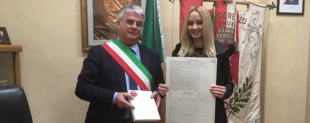 Concorezzo, la pattinatrice Luisa Woolaway con il sindaco Riccardo Borgonovo: è cittadina italiana