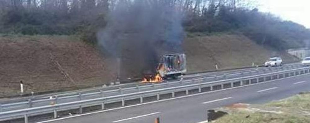 Lentate Milano Meda incendio furgone