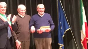 Concorezzo: Tarcisio Massironi il primo da destra, con il sindaco Riccardo Borgonovo e Bruno Sironi, presidente Gsd Concorezzese, durante le premiazioni della Gügia dòra