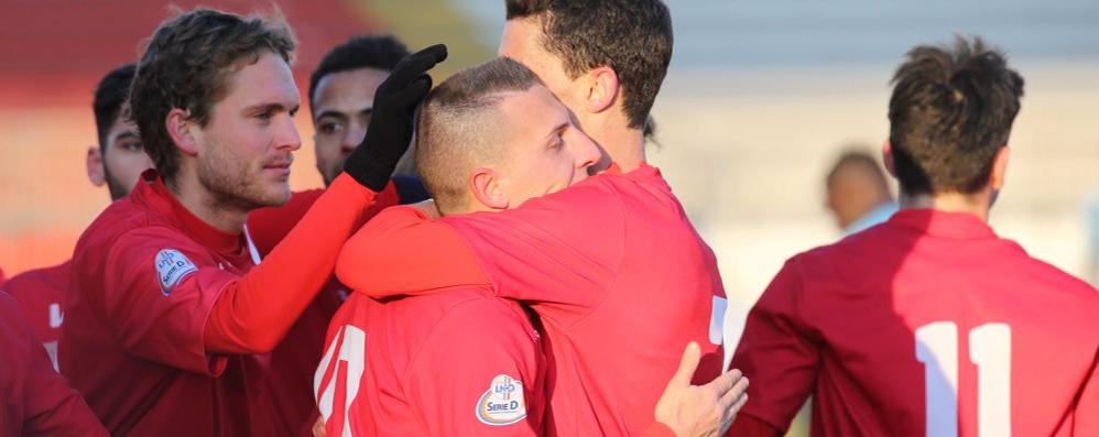 D’Errico abbracciato dai compagni: è suo il gol della vittoria del Monza