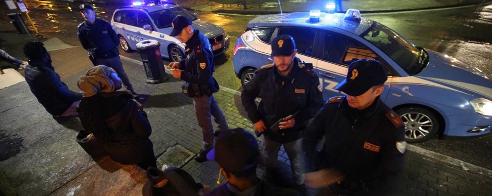 Pattuglie della polizia in stazione