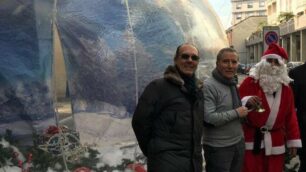 Da sinistra il segretario Confcommercio Alessandro Fede, il pres Lissone Commercia Lorenzo Terlera, Babbo Natale e il commerciante Chierici di “Il Libro è..”. Dietro di loro il Magic globe