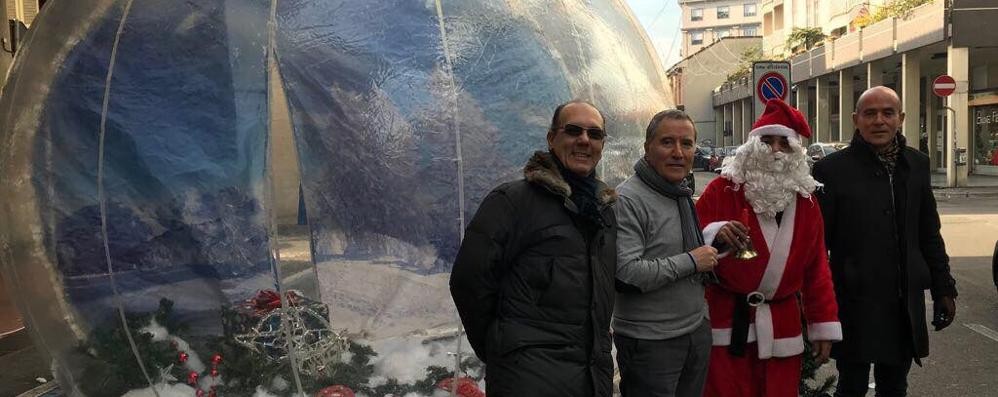 Da sinistra il segretario Confcommercio Alessandro Fede, il pres Lissone Commercia Lorenzo Terlera, Babbo Natale e il commerciante Chierici di “Il Libro è..”. Dietro di loro il Magic globe