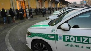 La polizia locale presidia la stazione di Monza